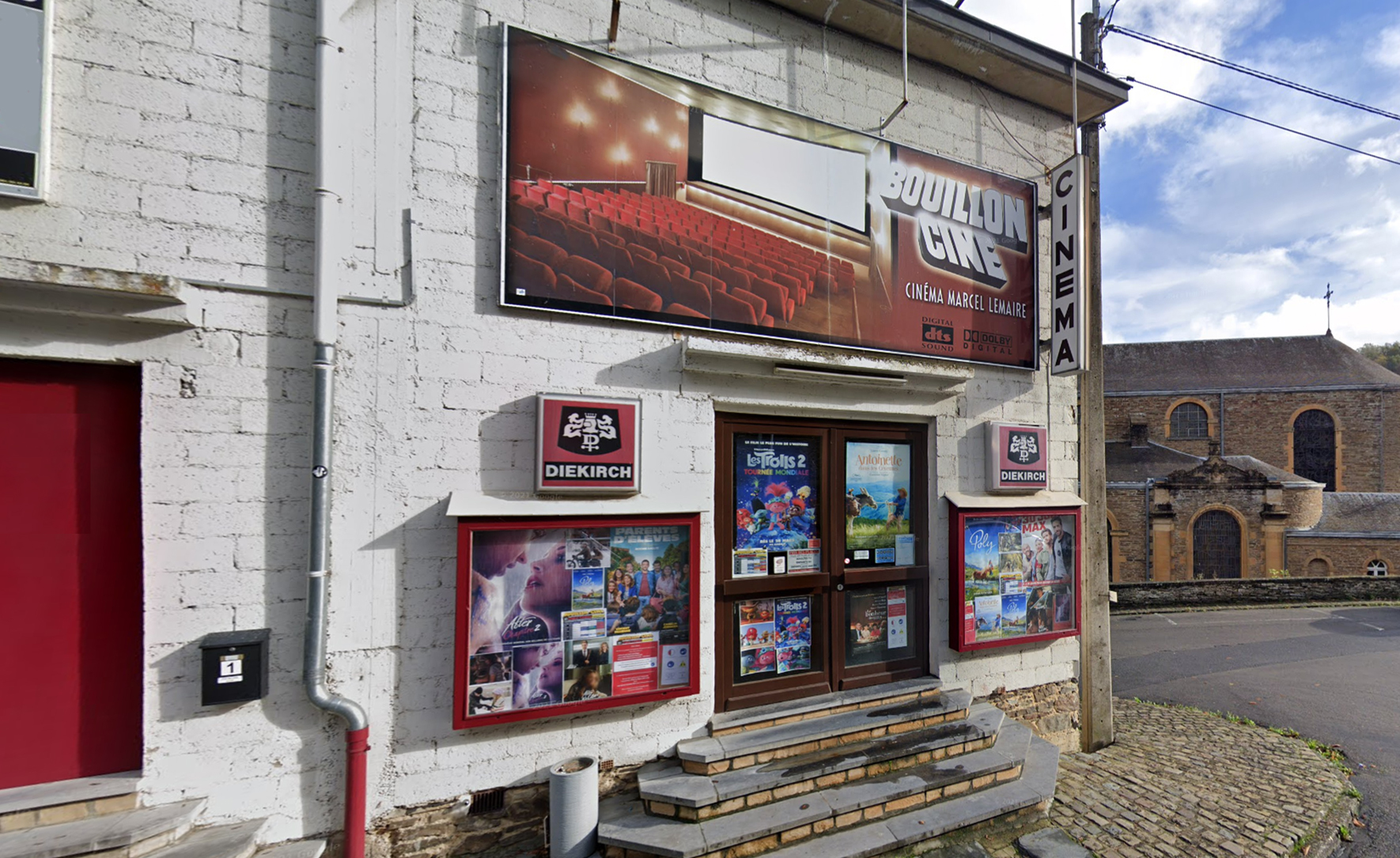 Ingang van Bouillon Ciné, witte gevel met affiches.