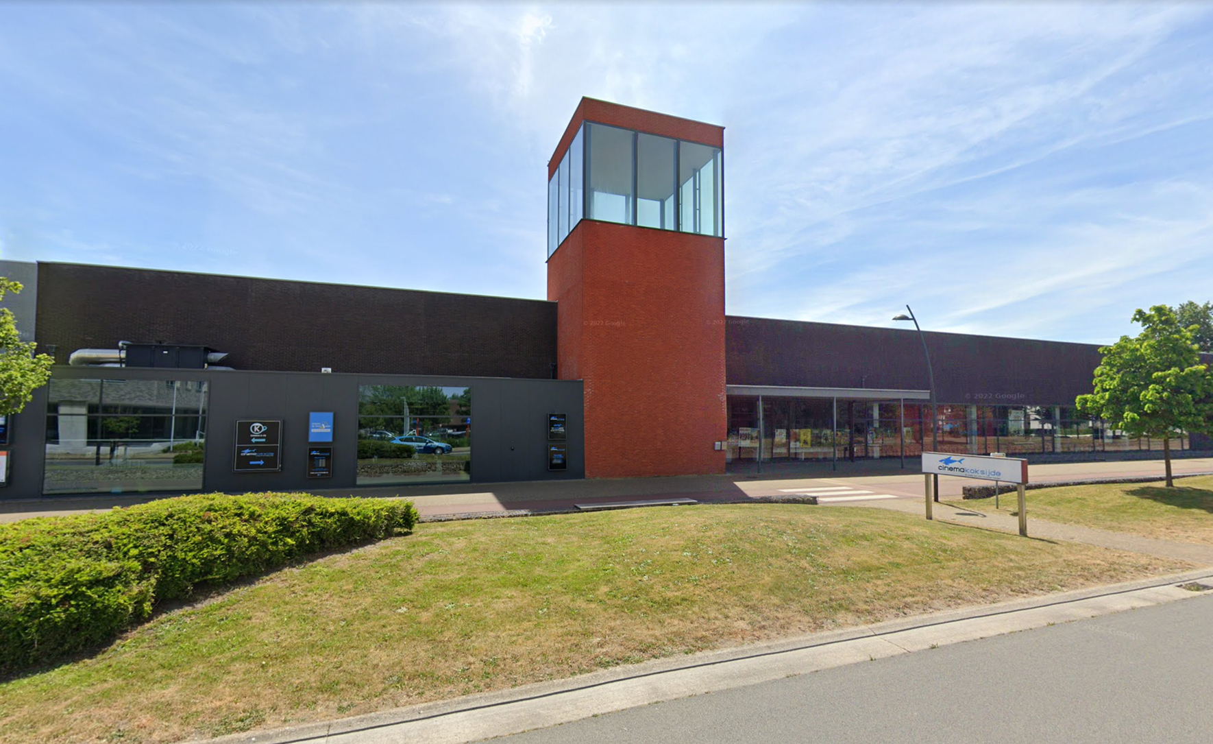 Gevel van Cinema Koksijde met rode toren.