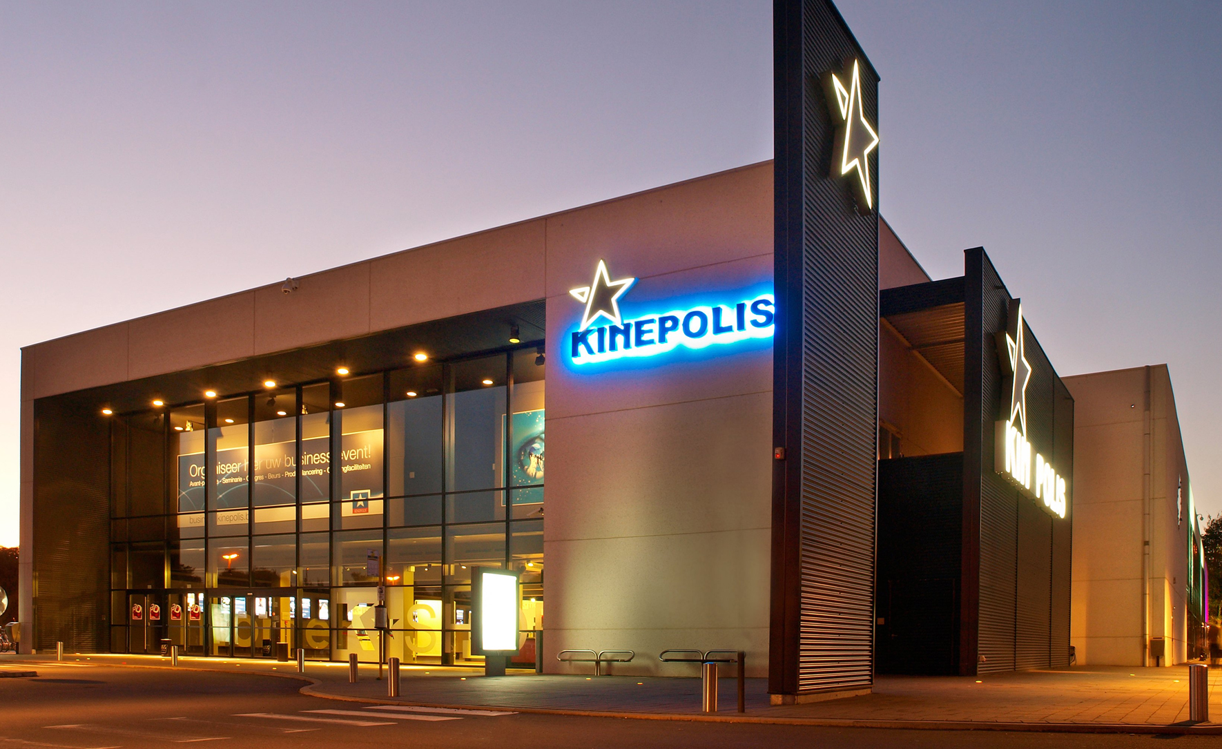 Bioscoop Kinepolis Brugge verlicht in de schemering.