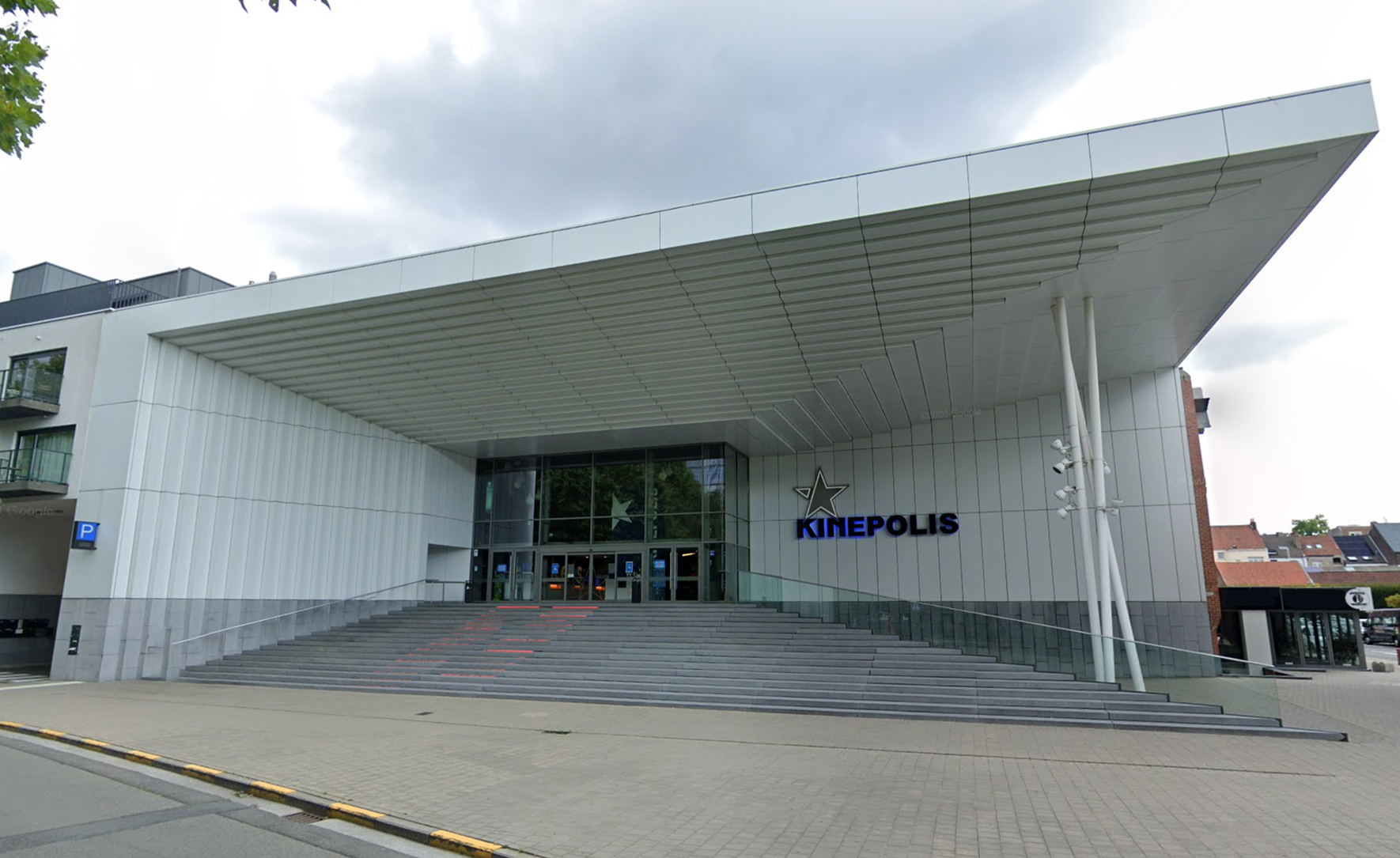 Ingang van bioscoop Kinepolis Gent, witte gebouw met brede trap.