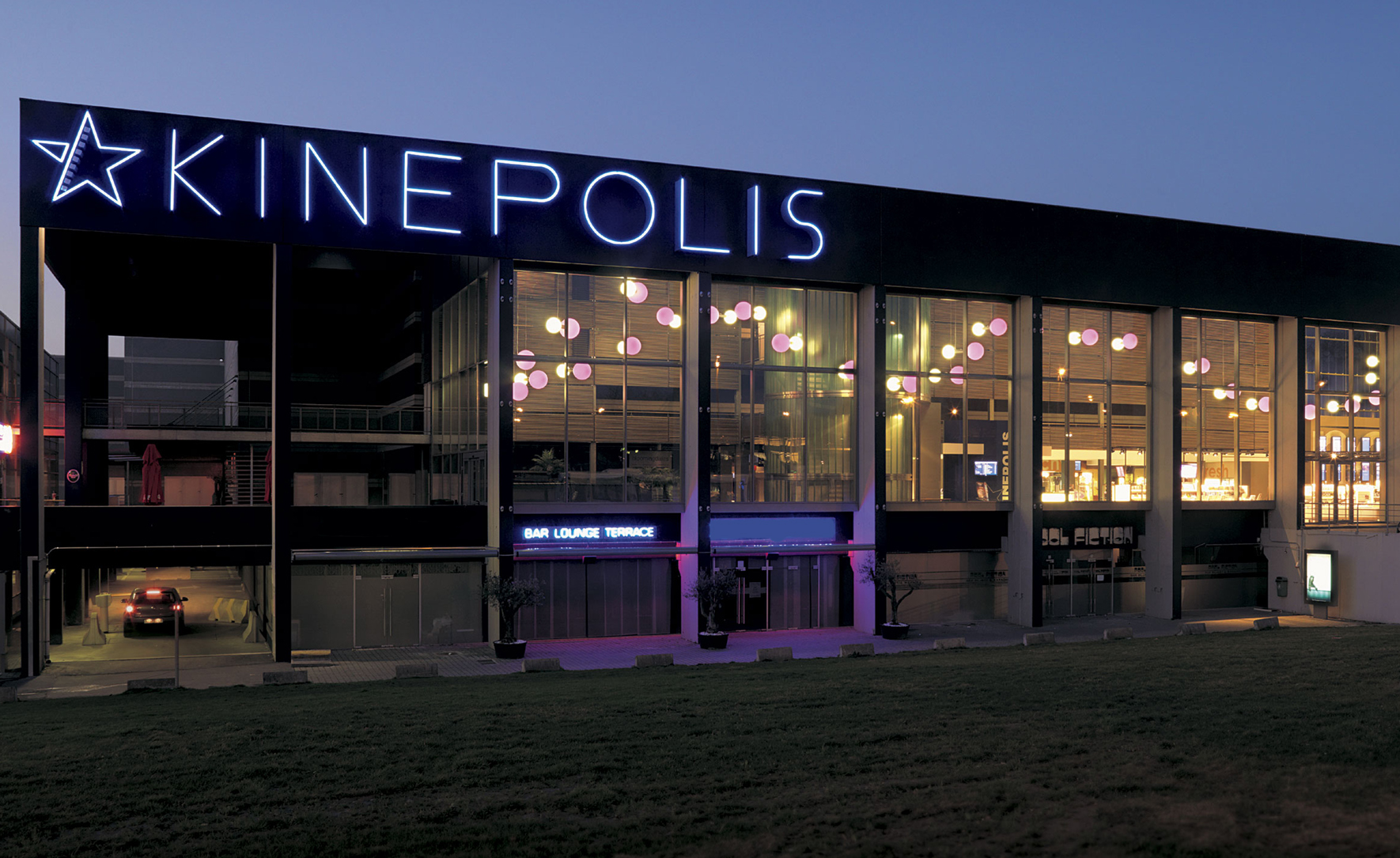 Bioscoop Kinepolis Hasselt verlicht bij schemering.