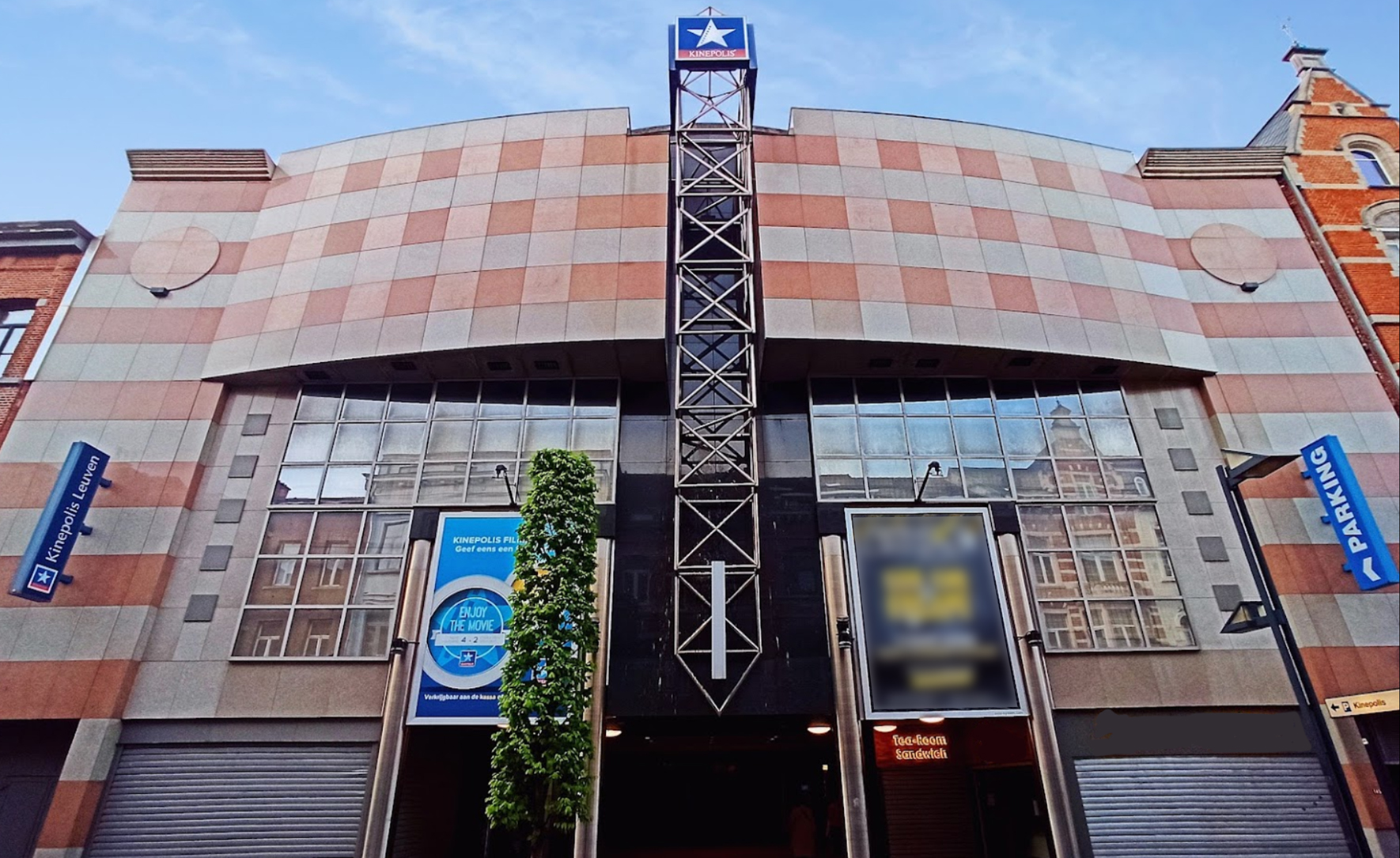 Gevel van bioscoop Kinepolis Leuven met affiches aan de ingang.