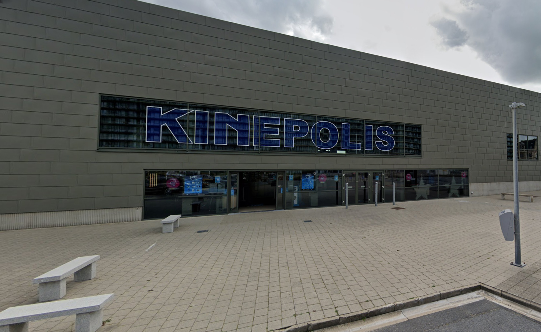 Gevel van bioscoop Kinepolis Oostende met terras en banken.