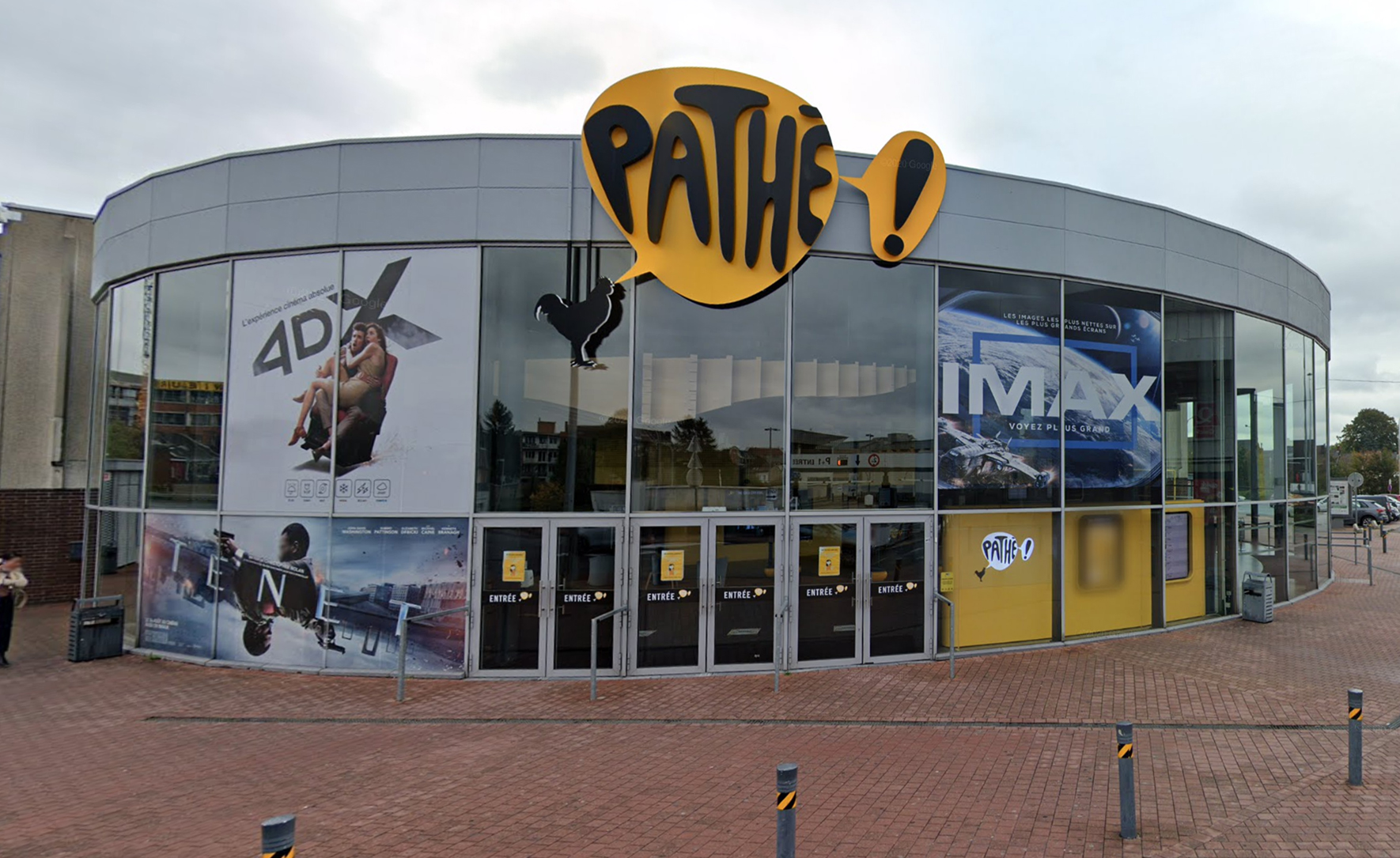 Ronde gevel van bioscoop Pathé met 4DX en IMAX affiches.