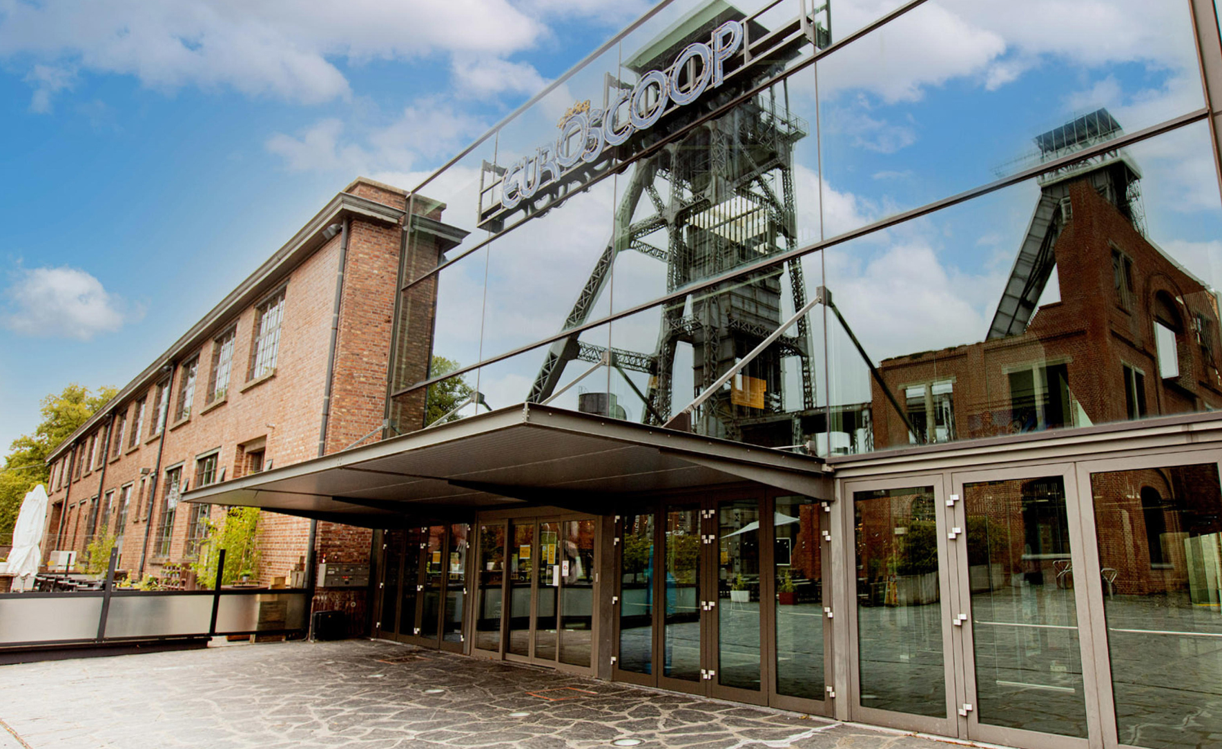 Glazen gevel van bioscoop Euroscoop.