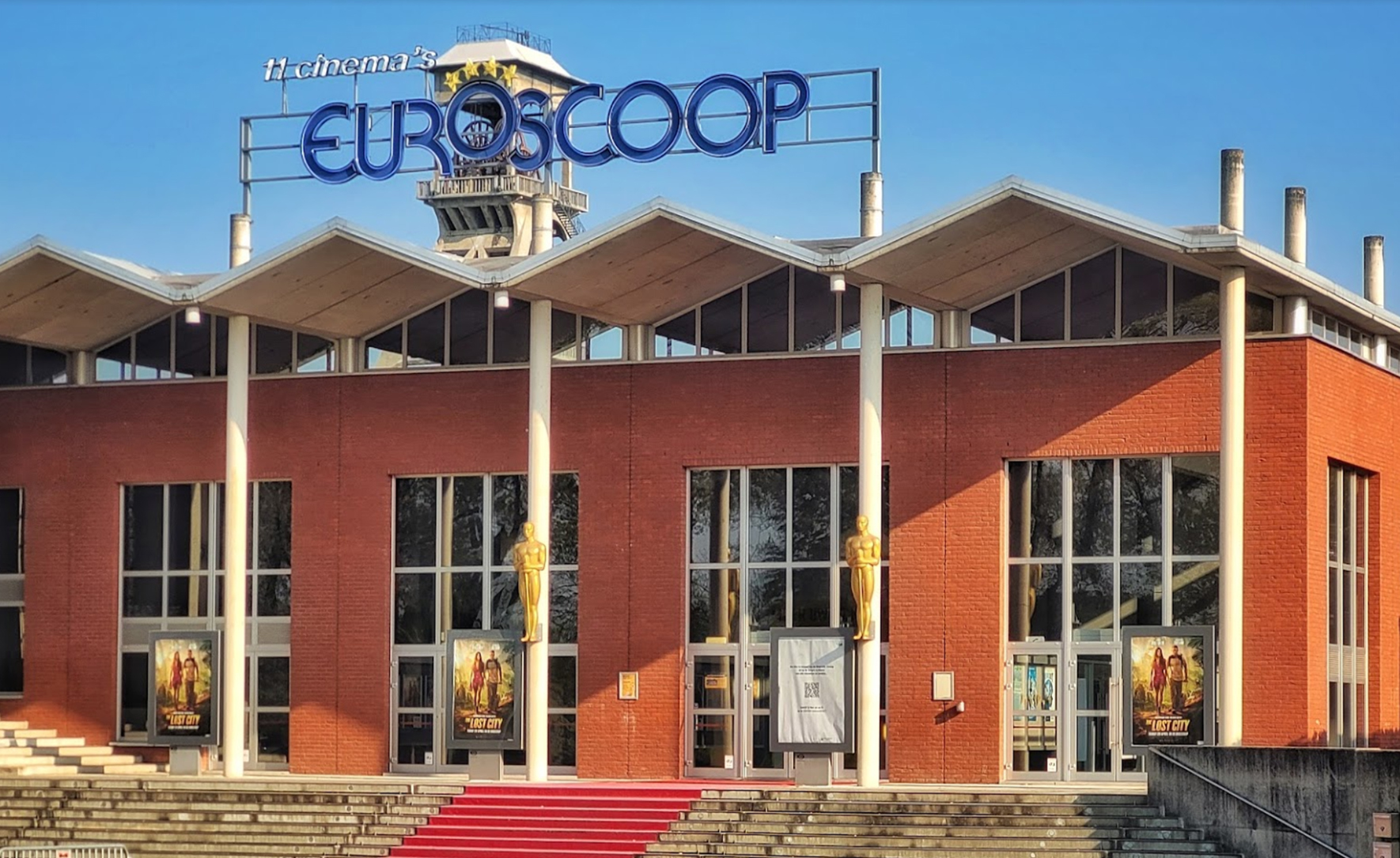 Gevel van bioscoop Euroscoop met Oscar-beelden en rode loper.