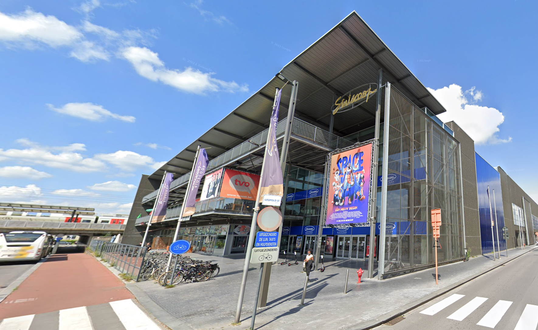 Gevel van bioscoop Pathé met filmposter