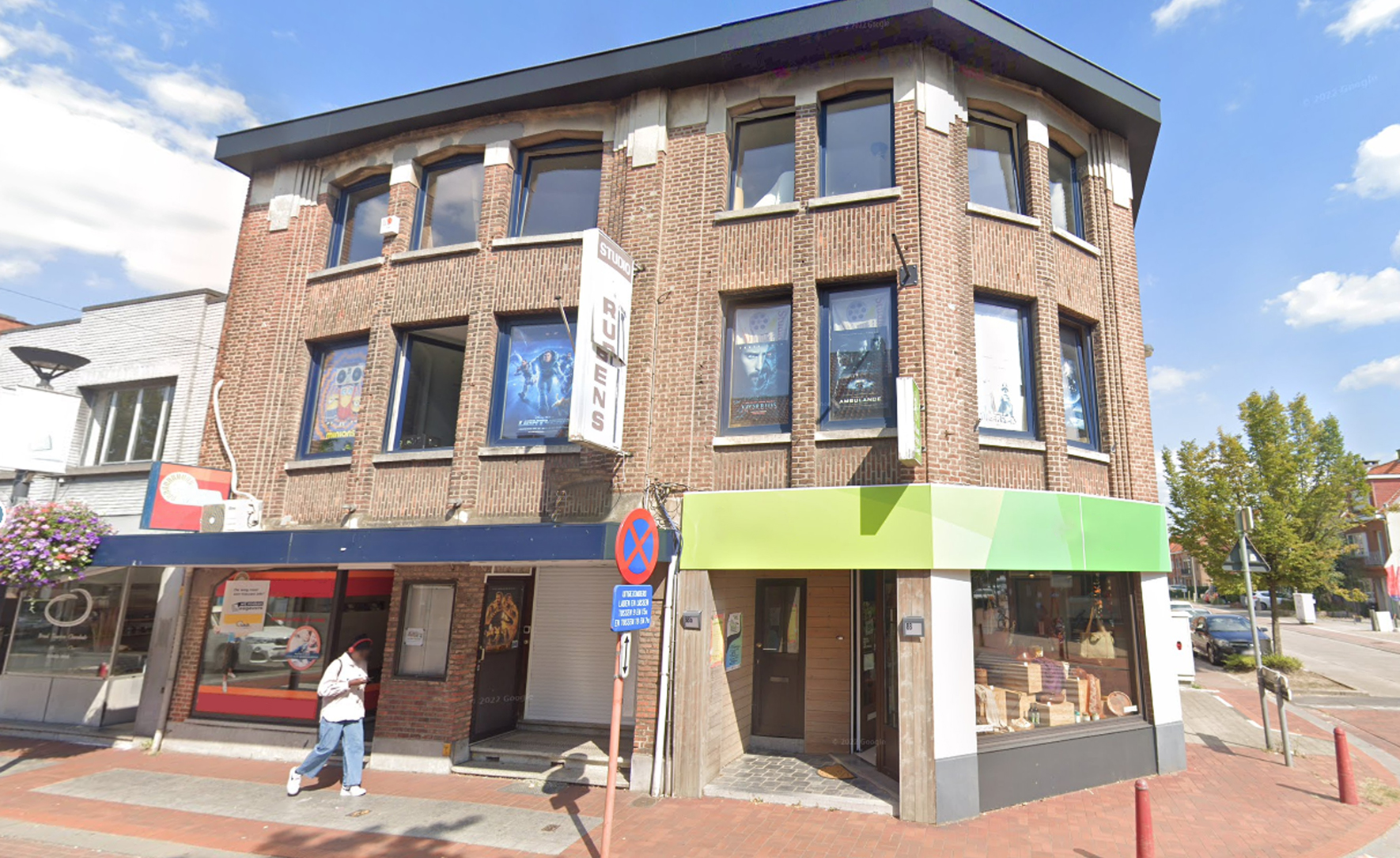 Gevel van bioscoop Studio Rubens op een straathoek.