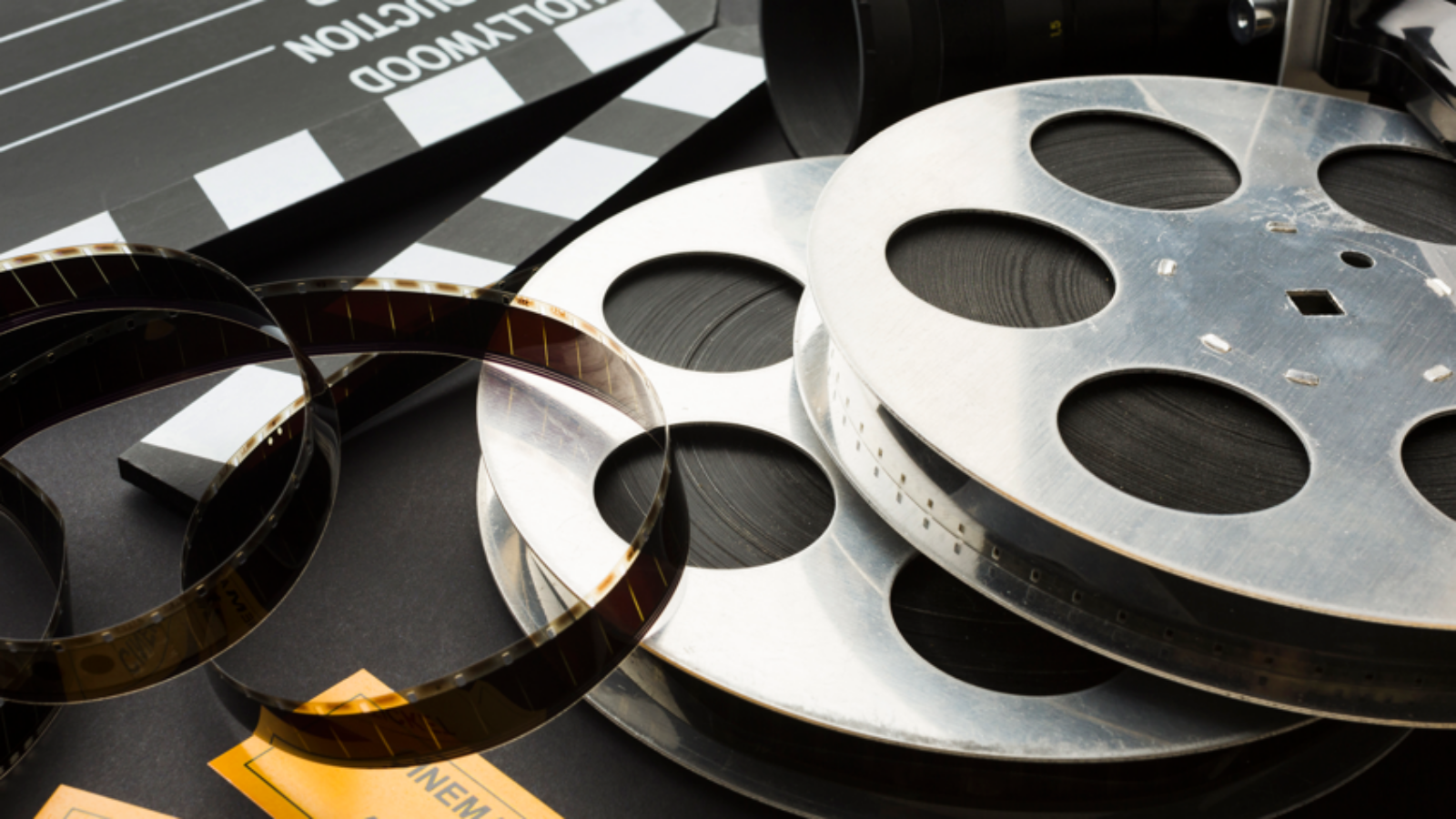 Filmrollen met filmstrook naast een klapper